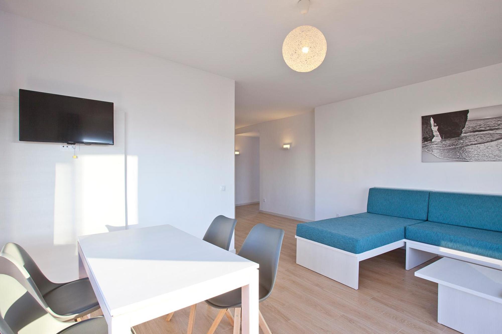 Comfort One-Bedroom Apartment Balcony