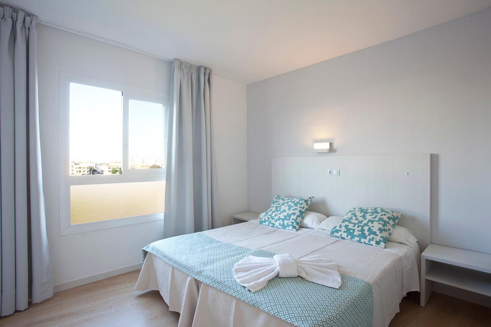 Comfort One-Bedroom Apartment Balcony