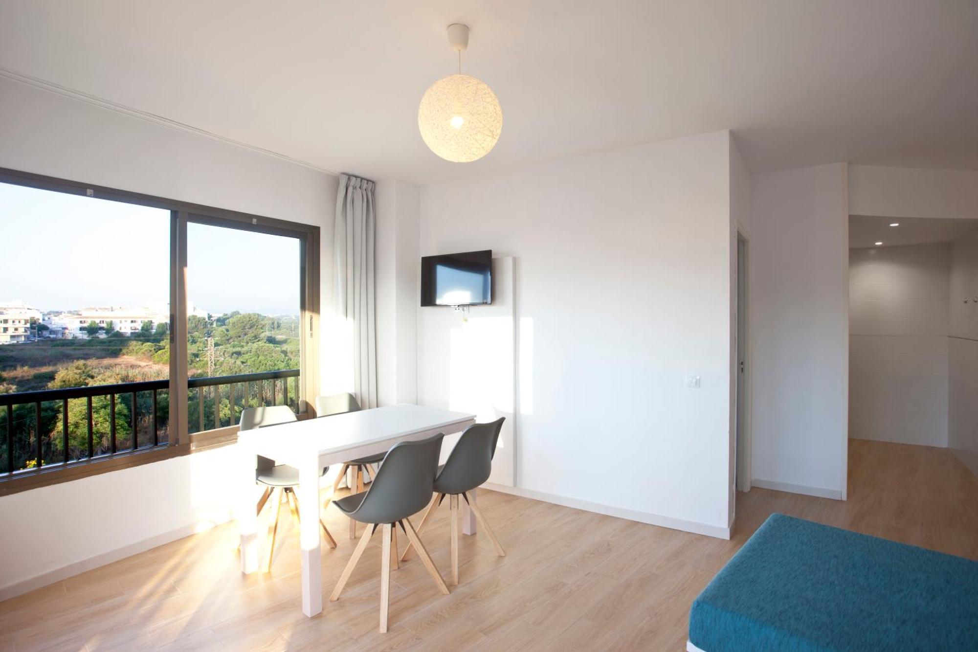Comfort One-Bedroom Apartment Balcony