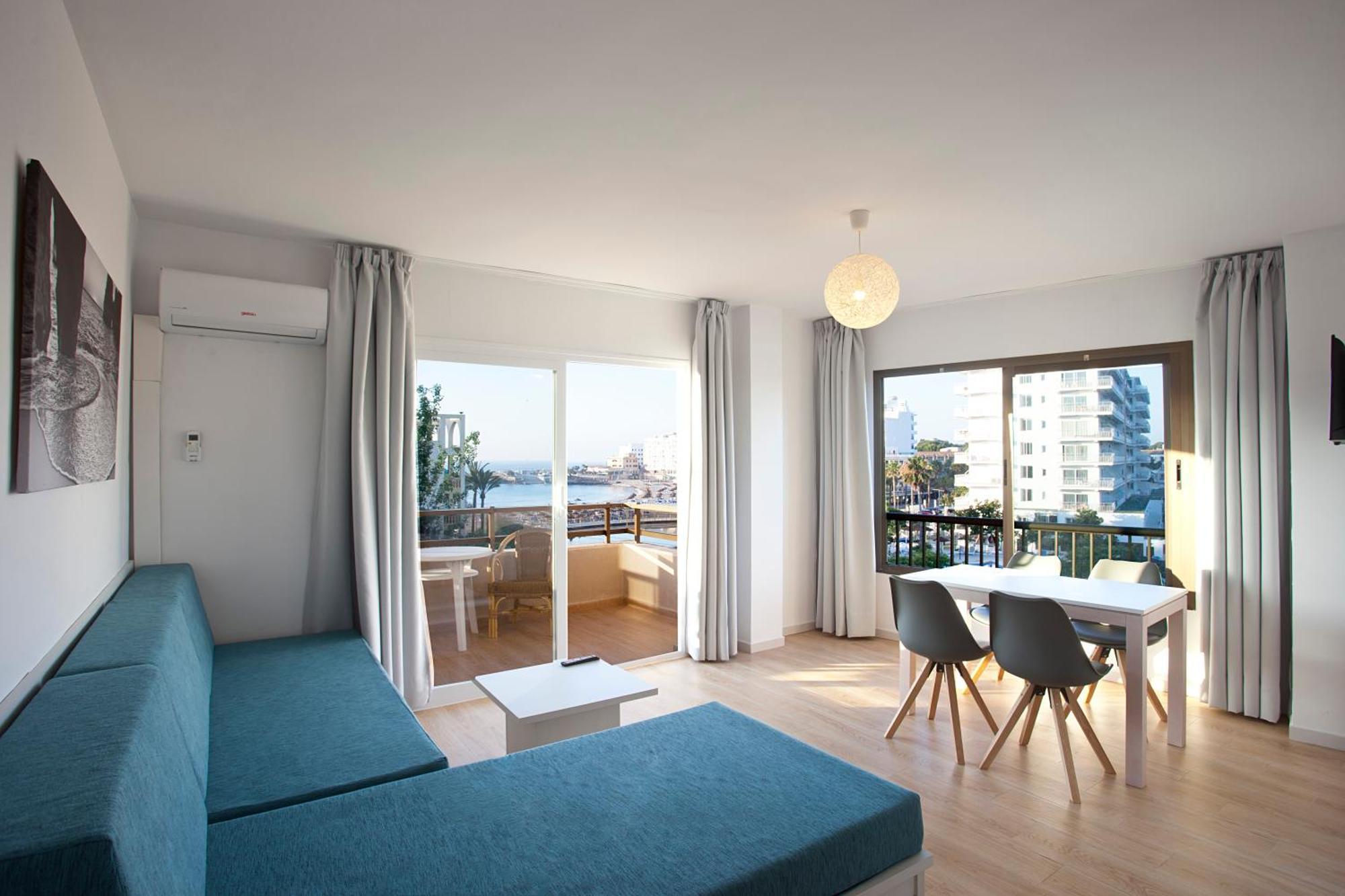 Comfort One-Bedroom Apartment Balcony