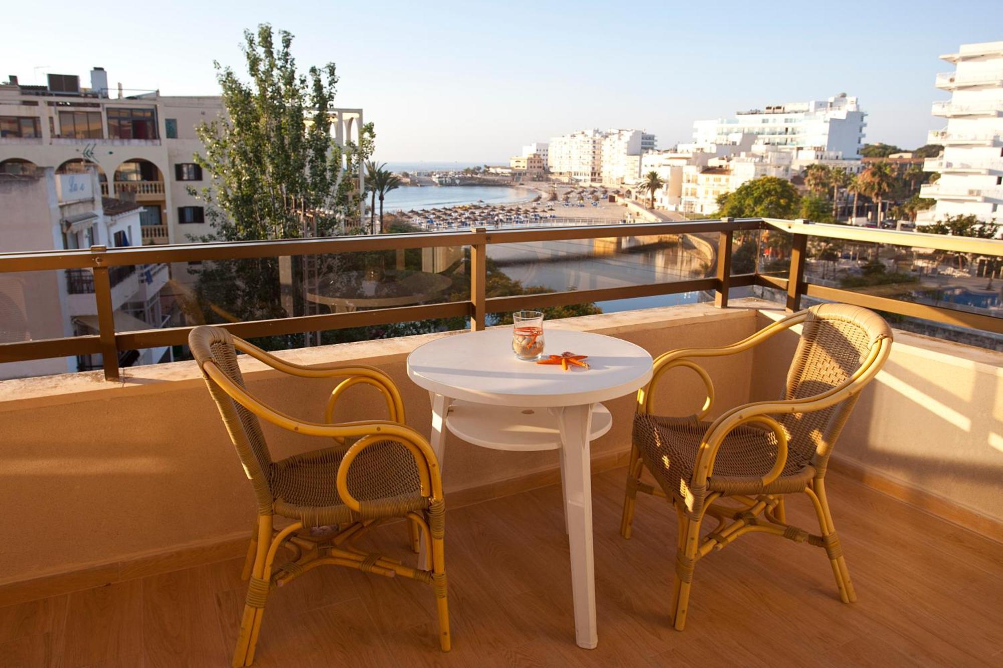 Comfort One-Bedroom Apartment Balcony