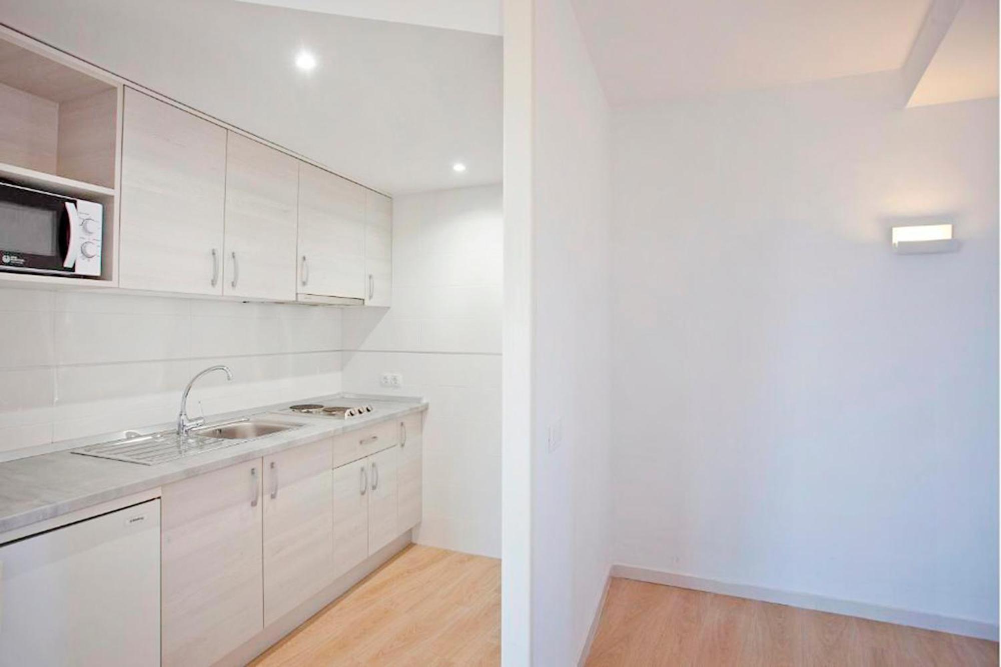 Comfort One-Bedroom Apartment Balcony