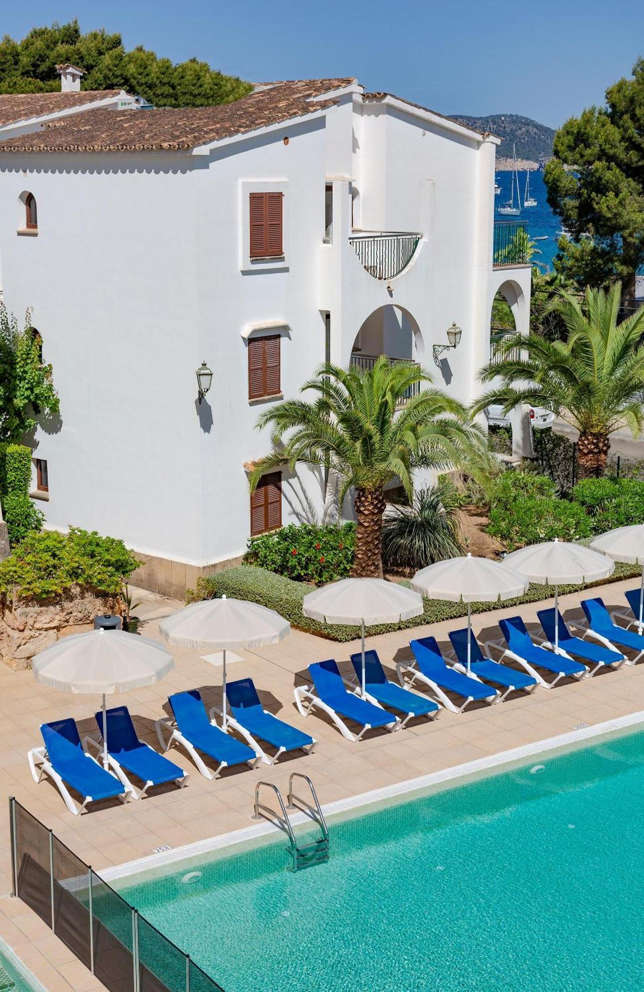 Apartment with Pool View