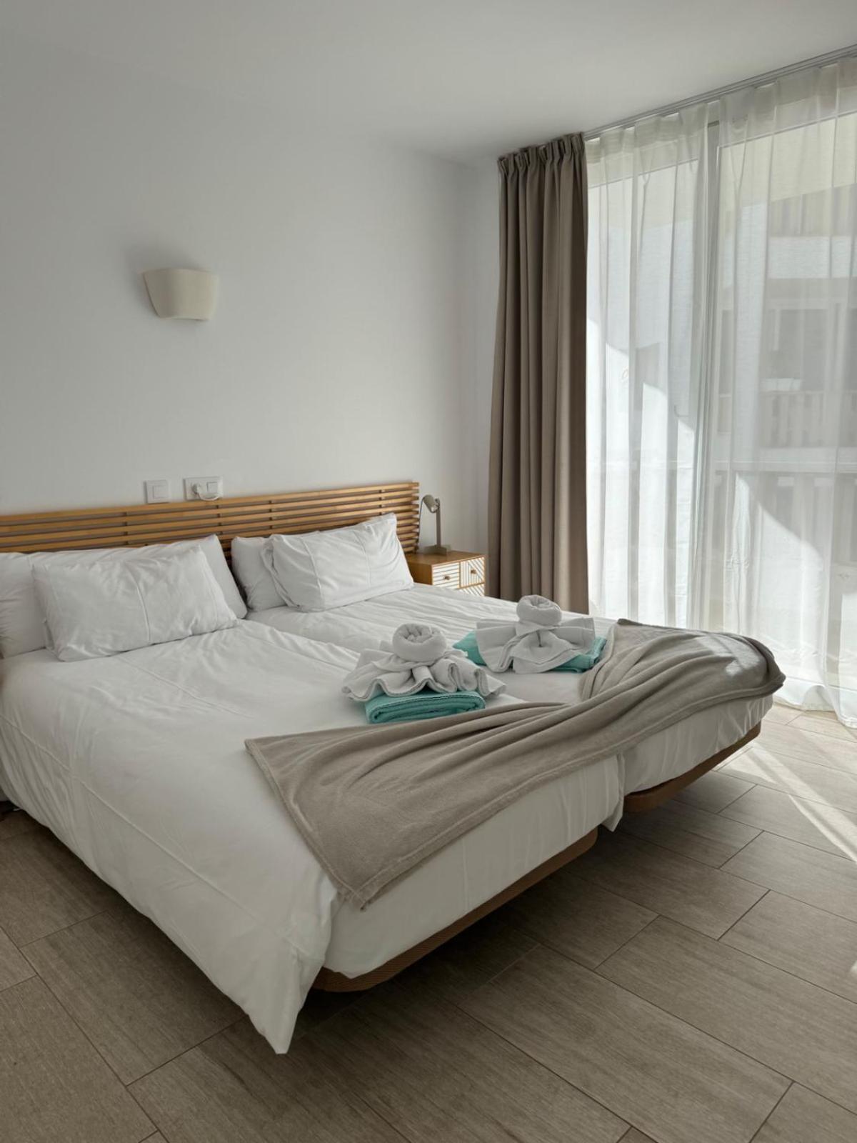 Standard One-Bedroom Apartment Pool View & Partial Sea View