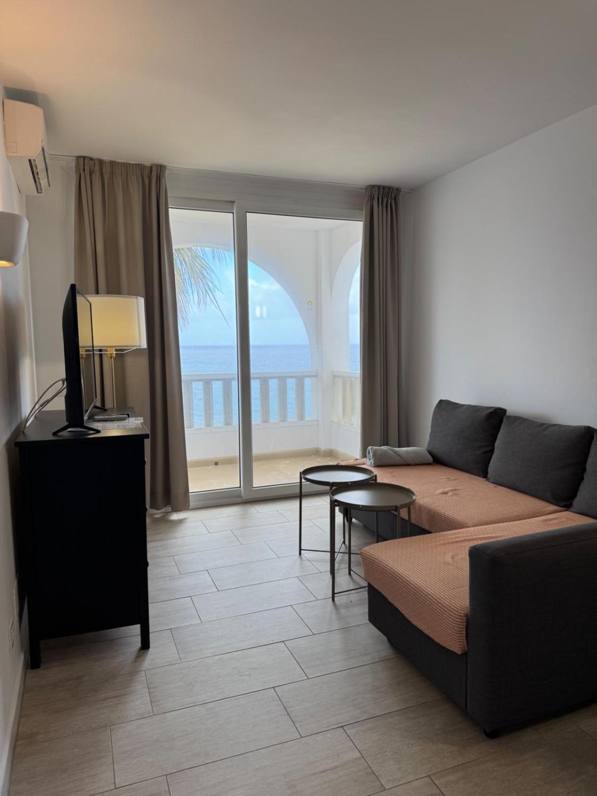 One-Bedroom Apartment Sea View