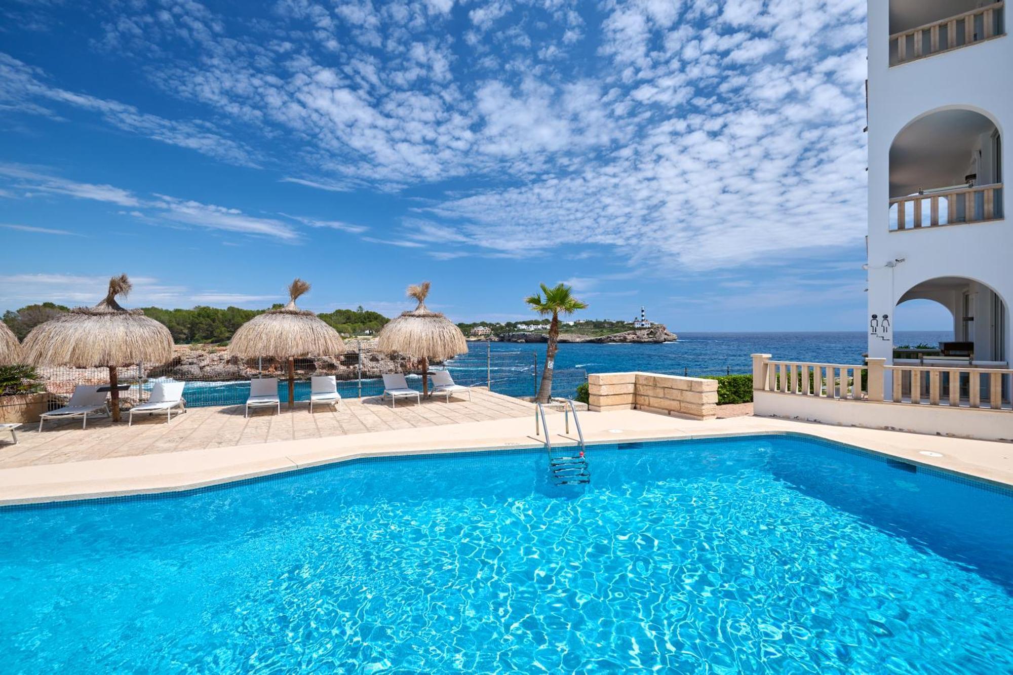 One-Bedroom Apartment Sea View