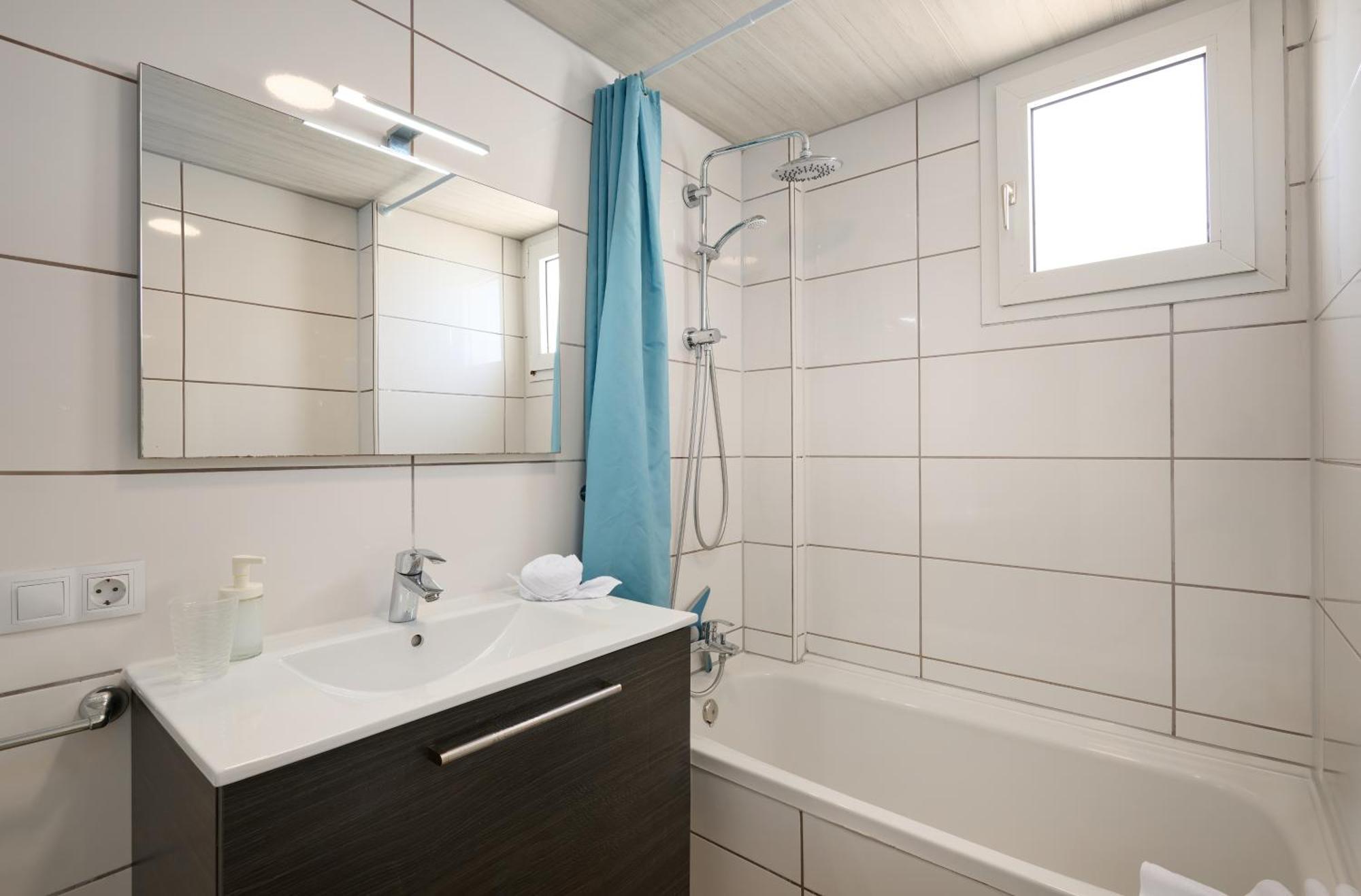 One-Bedroom Apartment Sea View