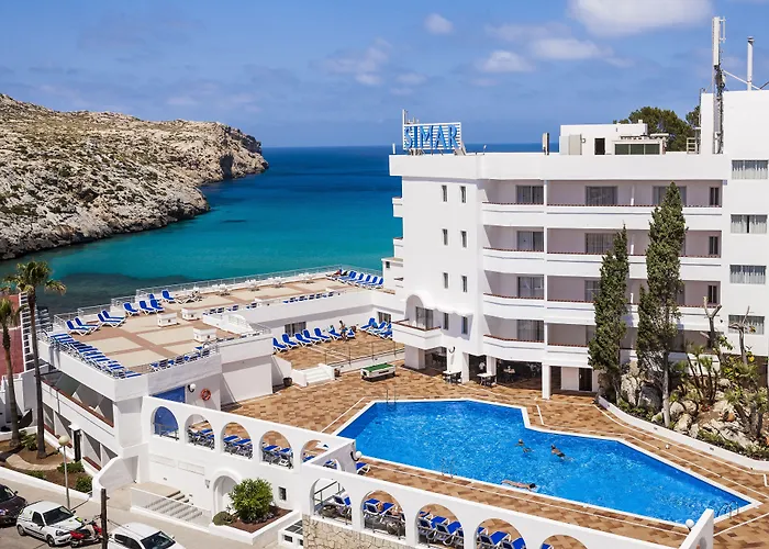 Hotel Globales Simar Cala de Sant Vicenc Con una Pista de Golf