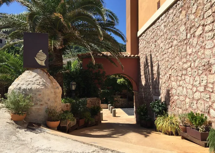 Hotel Sa Coma Bañalbufar  Con una Pista de Golf